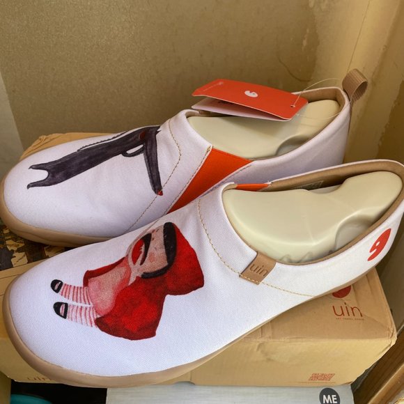 Size 10.5 NWT UIN Slip On Shoes Canvas Comfortable Little Red - Picture 2 of 3
